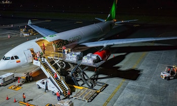 Personal de carga descarga insumos humanitarios en el aeropuerto de Colombia tras la llegada del primer vuelo con ayuda enviada desde El Salvador, destinada a apoyar a las familias afectadas por el terremoto (Cortesía: Secretaría de Prensa).