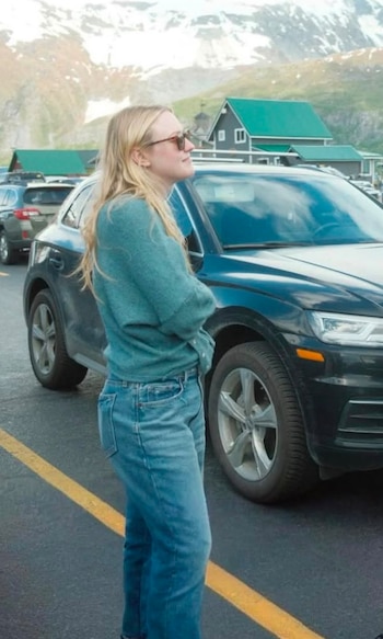Los anteojos de sol de gran tamaño aportan un toque contemporáneo y sofisticación sin esfuerzo (Instagram: Dakota Fanning)