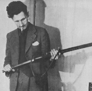 George Orwell terminó 1984 enfermo de tuberculosis y aislado en la isla escocesa de Jura, mientras cuidaba al hijo que había adoptado con su esposa