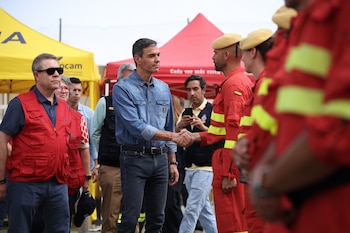 Pedro Sánchez y Emiliano García-Page saludan a los brigadistas que trabajan en el incendio de La Mierla (Guadalajara). (Alejandro Martínez Vélez/Europa Press)