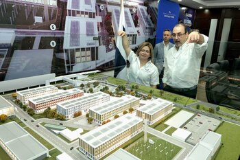 El presidente ejecutivo de CAF, Sergio Díaz-Granados, recibe explicaciones de la directora general del INADEH, Yajaira Pitty, sobre las futuras inversiones en el campus. (Cortesía)