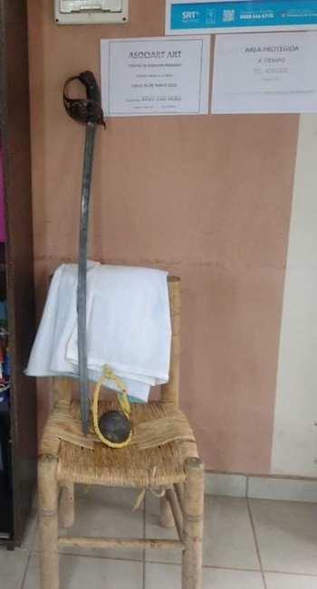 El sable corvo robado, fabricado