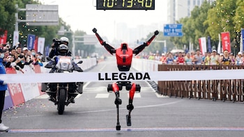 Así logró un robot humanoide batir el récord humano en la media maratón de Pekín