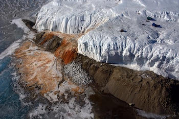 imagen aérea de una catarata de sangre