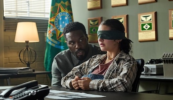 Yahya Abdul-Mateen II y Billie Boullet en 'El fuego de la venganza'