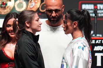 Katie Taylor frente a la puertorriqueña Amanda Serrano (AP Foto/Julio Cortez)