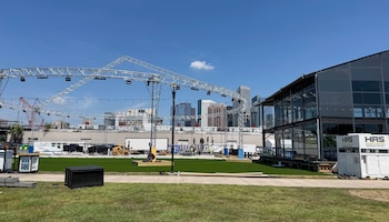 Los Ángeles cobrará entrada para su festival del Mundial, Miami abrirá con un concierto de Carlos Vives y varias ciudades flexibilizarán la venta de alcohol