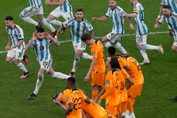 Los jugadores de Argentina celebran tras vencer a Holanda por penales en los cuartos de final del Mundial, el viernes 9 de diciembre de 2022, en Lusail, Qatar. (AP Foto/Thanassis Stavrakis)