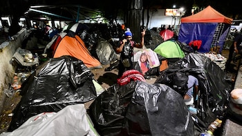 Desalojan a migrantes que se