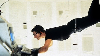 La escena de 'Eraser' era muy similar a la de Tom Cruise en 'Mission: Impossible'. (Captura de video)
