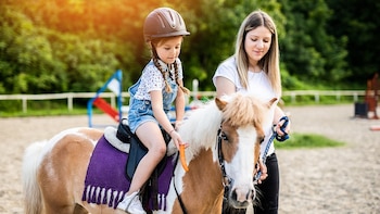 Montar a caballo reduce la hiperactividad en niños con autismo, según estudio
