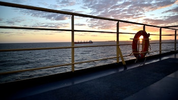 El amanecer, desde el Almirante Irízar
