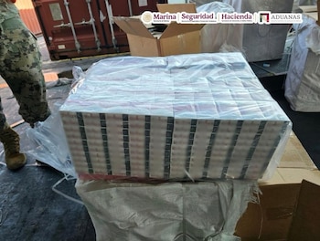 Confiscan más de 10 millones de cigarros escondidos entre cajas de vasos de vidrio en la aduana de Lázaro Cárdenas, Semar