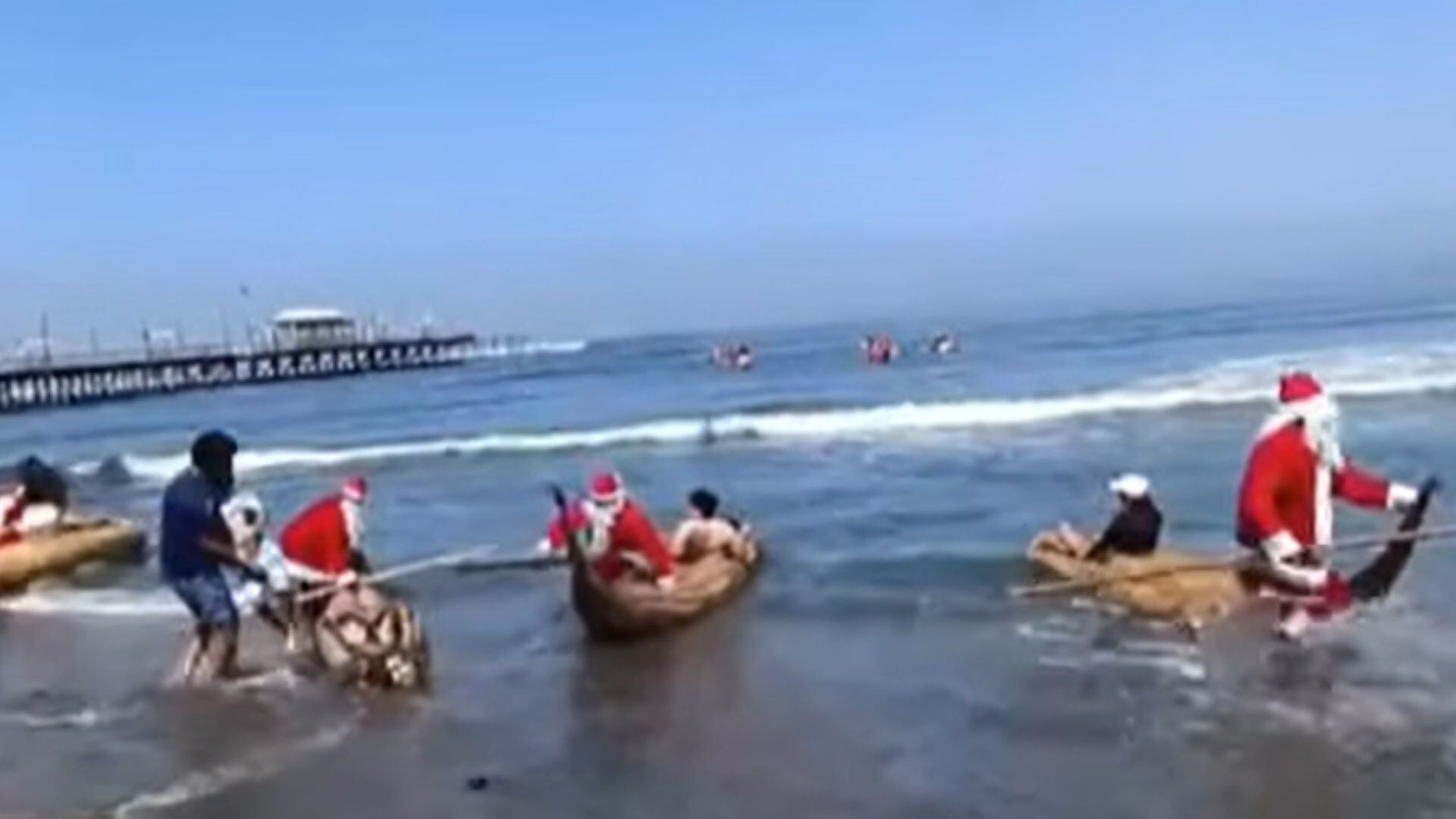 Pescadores artesanales de Huanchaco se caracterizaron como Papá Noel y ofrecieron paseos turísticos en caballitos de totora, fusionando tradición y celebración navideña en la costa de Trujillo - Créditos: Captura de pantalla de RPP.