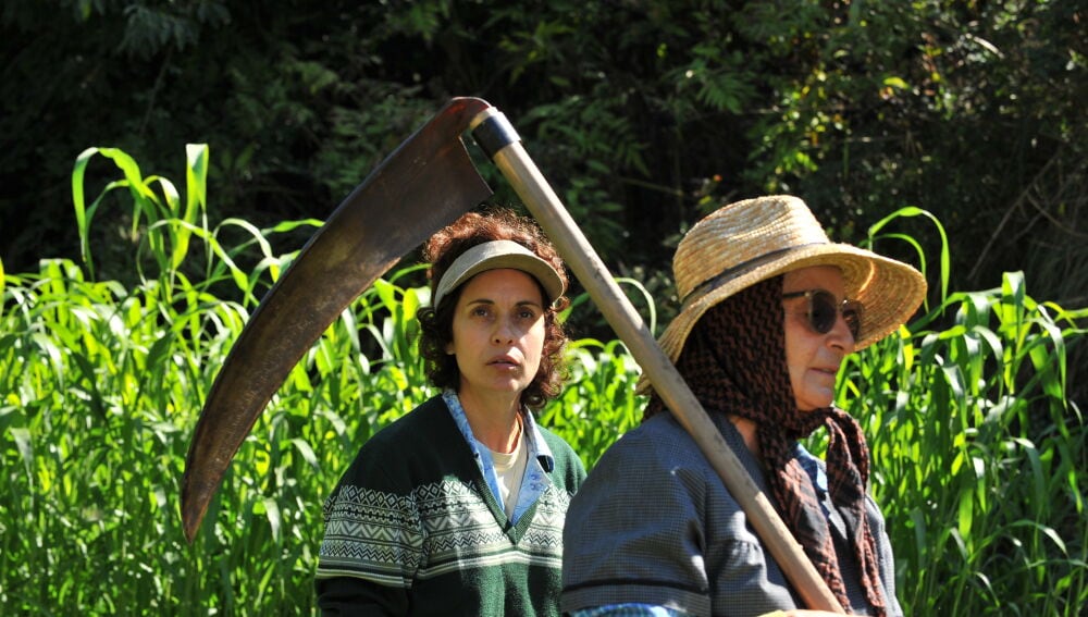 Purita (Adriana Ozores) y la tía Flora (Petra Martínez) trabajando en los terrenos de la finca