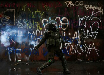 Imagen de un policía chileno arrojando un gas lacrimógeno el 10 de diciembre en Santiago (REUTERS/Ivan Alvarado)