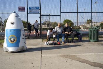 El robot patrullando el parque
