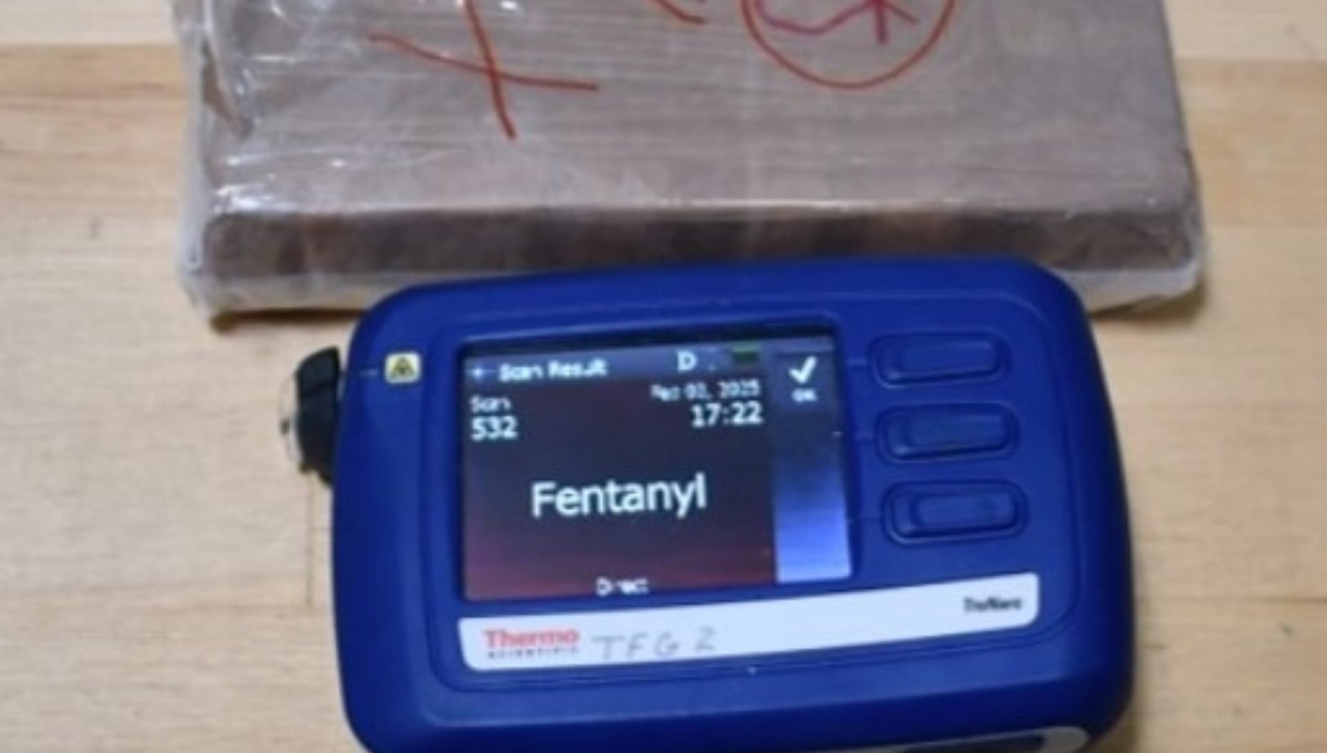 Imagen del análisis en campo realizado a la sustancia incautada por las autoridades. (DEA)