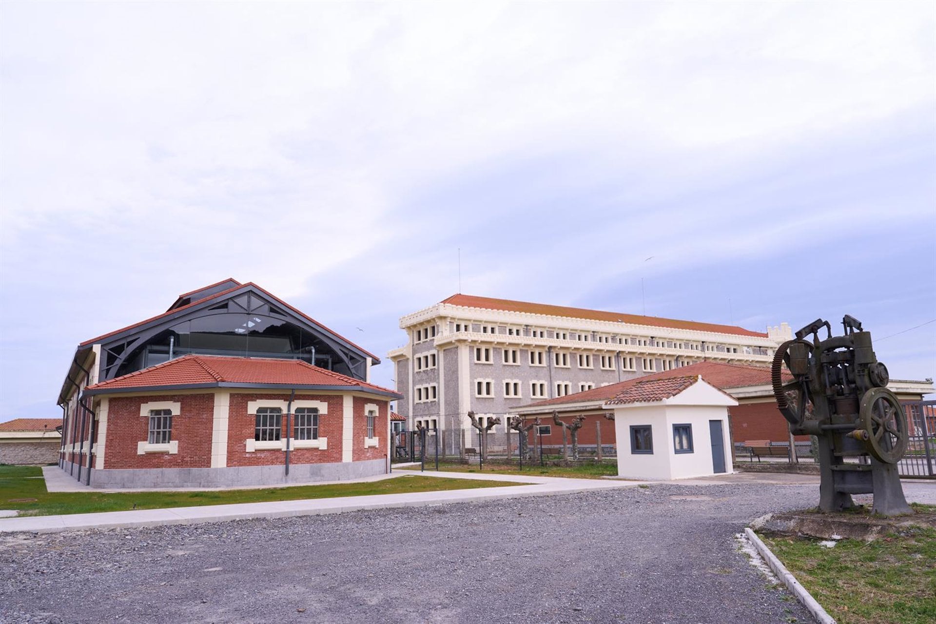 20/03/2025 Inauguración de la reforma integral del centro penitenciario de El Dueso, a 20 de marzo de 2025, en Santoña, Cantabria (España). La reforma integral que se ha llevado a cabo pretende trasladar a Santoña el modelo de funcionamiento de los modernos centros penitenciarios tipo para que incorpore las ventajas que su diseño aporta tanto a las personas internas como a los funcionarios y los trabajadores. Las operaciones se han centrado en reformar los espacios y las instalaciones existentes, ya obsoletas, en los ámbitos de la habitabilidad, salubridad y seguridad y en acondicionar varios edificios del conjunto a sus nuevas funciones.
POLITICA
Juanma Serrano - Europa Press