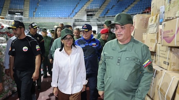 Los equipos de rescate han localizado a 33 supervivientes con signos vitales bajo los escombros en Venezuela