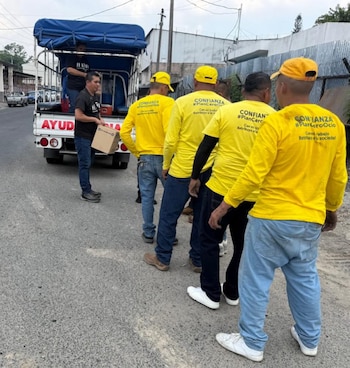 Servidores del Tabernáculo Bíblico Bautista distribuyen alimentos a internos del Plan Cero Ocio, como parte de la misión semanal de asistencia integral.
