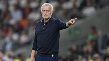 El viejo Mourinho está de vuelta: el portugués anula a los azulgranas y vuelve a acabar de rodillas en el césped celebrando la victoria