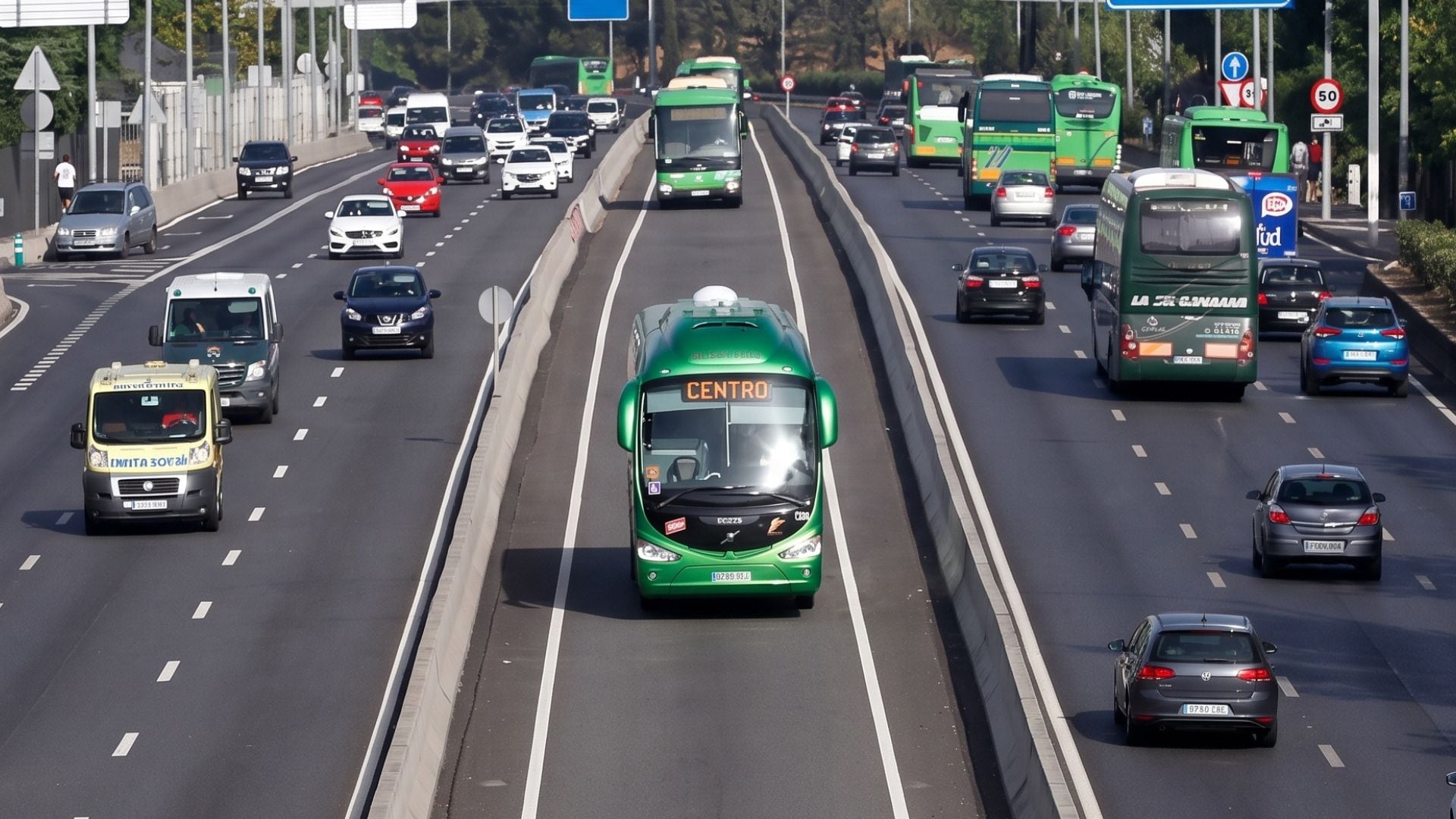 Los carriles BUS-VAO se encuentran reservados para la circulación de ciertos vehículos. (DGT)