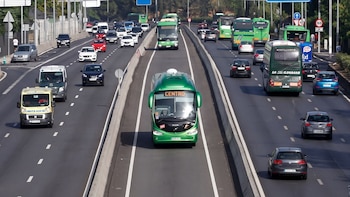 Multas de 200 euros si no respetas el carril Bus-VAO que incluye la implantación de marcas viales rojas y balizas luminosas