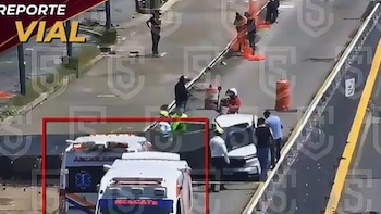 Estructura aplasta camioneta en Interlomas