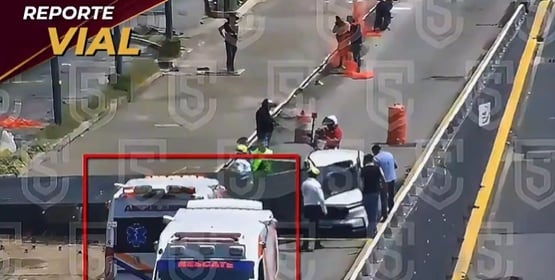 Estructura aplasta camioneta en Interlomas