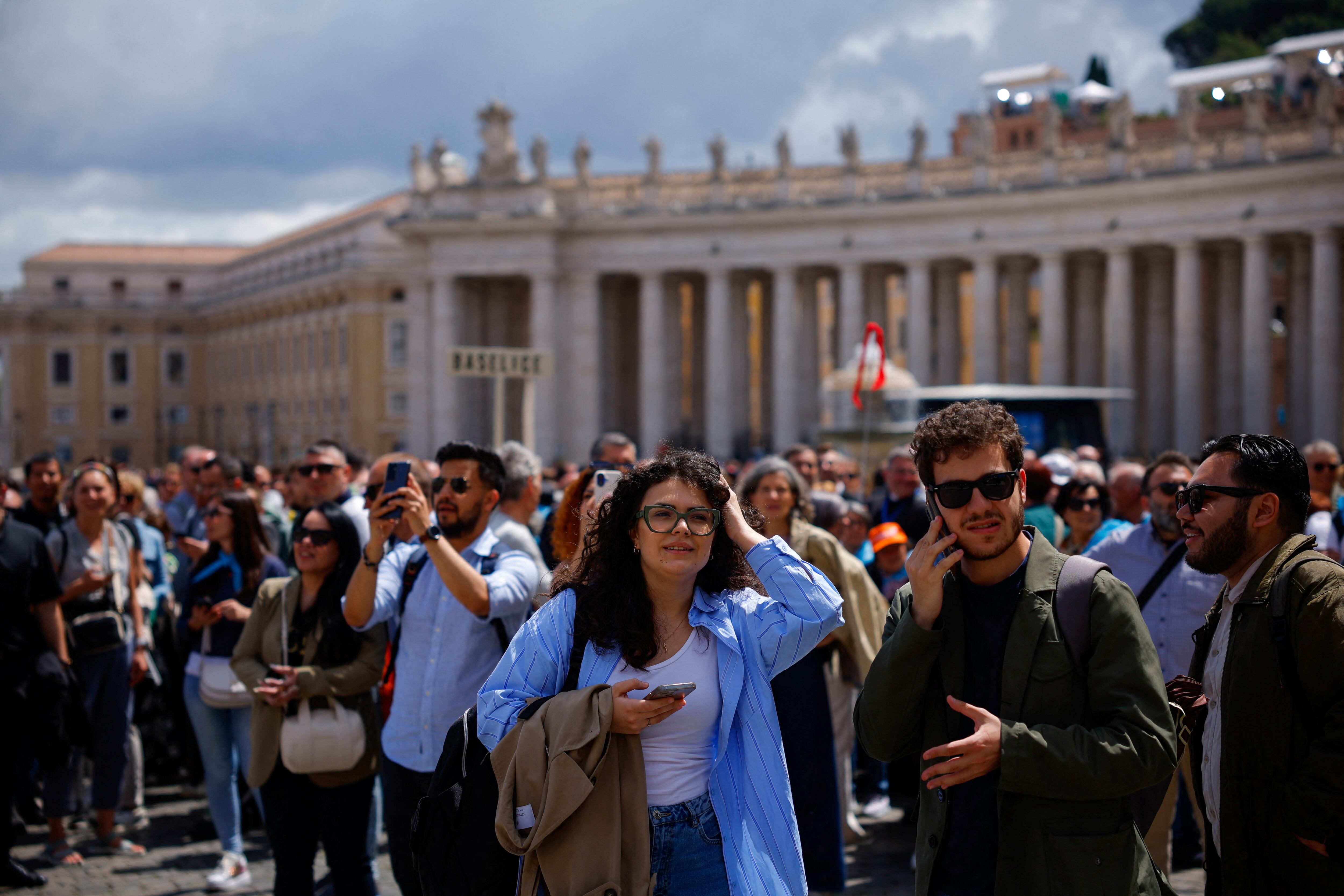 La Plaza de San Pedro reflejó paciencia y esperanza en medio de la espera religiosa (REUTERS/Amanda Perobelli)