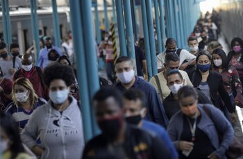 Brasileños con mascarillas para protegerse