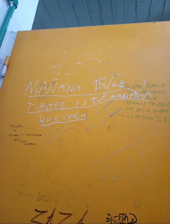 Las inscripciones halladas en establecimientos educativos dieron lugar a denuncias formales, reuniones de equipos directivos y la apertura de investigaciones judiciales