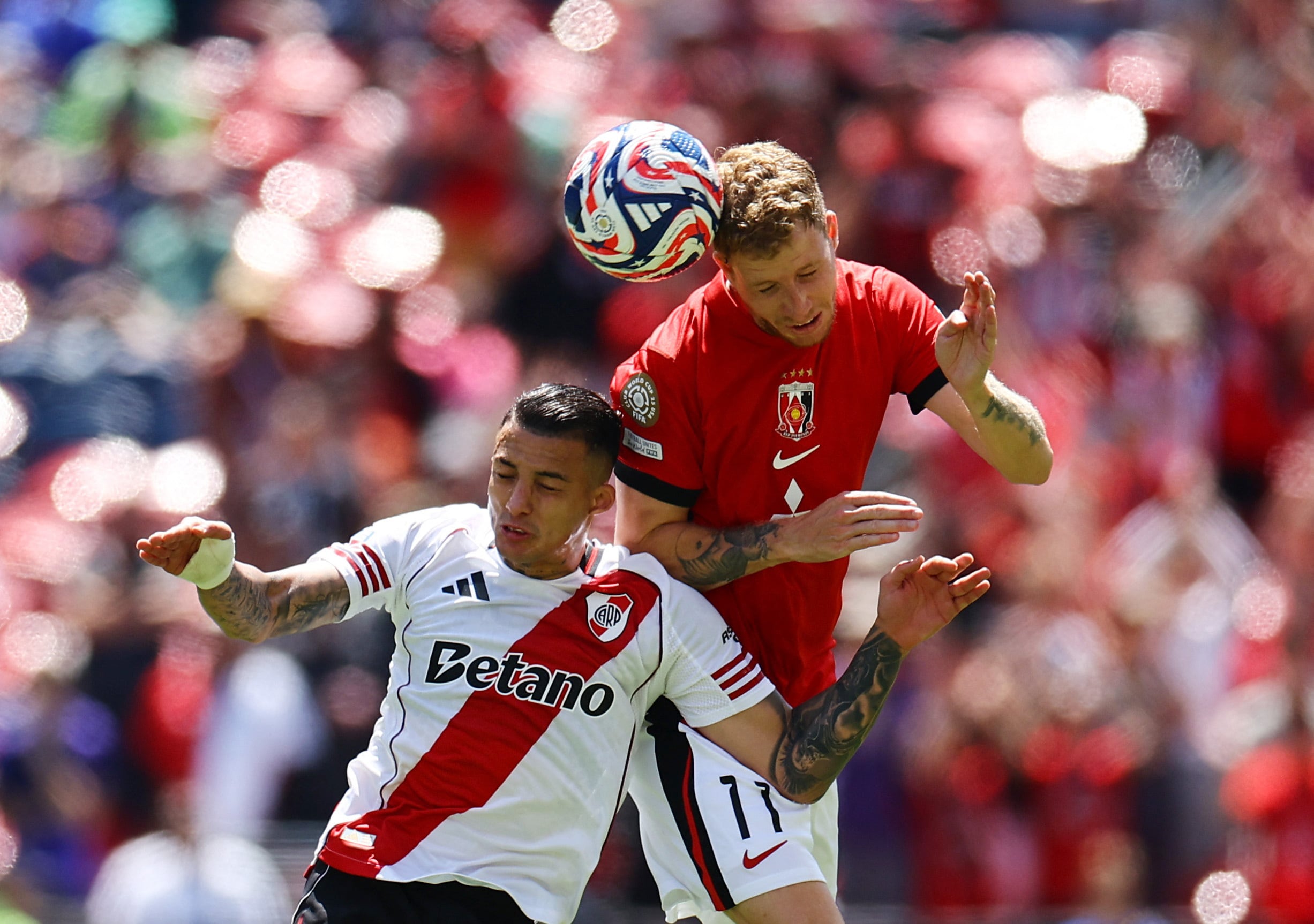 Kevin Castaño disputando una pelota con Samuel Gustafsson - crédito Agustin Marcarian / REUTERS