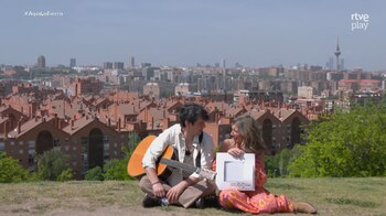 Fran Perea por las calles del barrio donde vive, Vallecas, en el programa 'Aquí la tierra'. (RTVE)