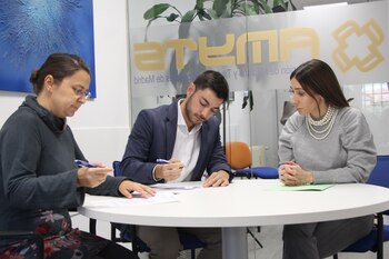 Ángela Hernández, Alex Marcelles y Sheila Justo, cuando presentaron la candidatura de los residentes de AMYTS