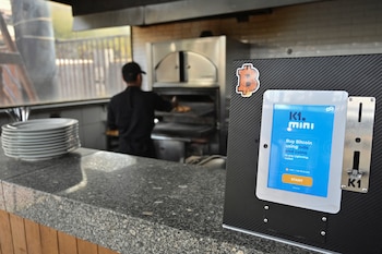 Trabalhadores comerciais estão entre os maiores beneficiários do aumento salarial proposto pelo COB (Reuters)