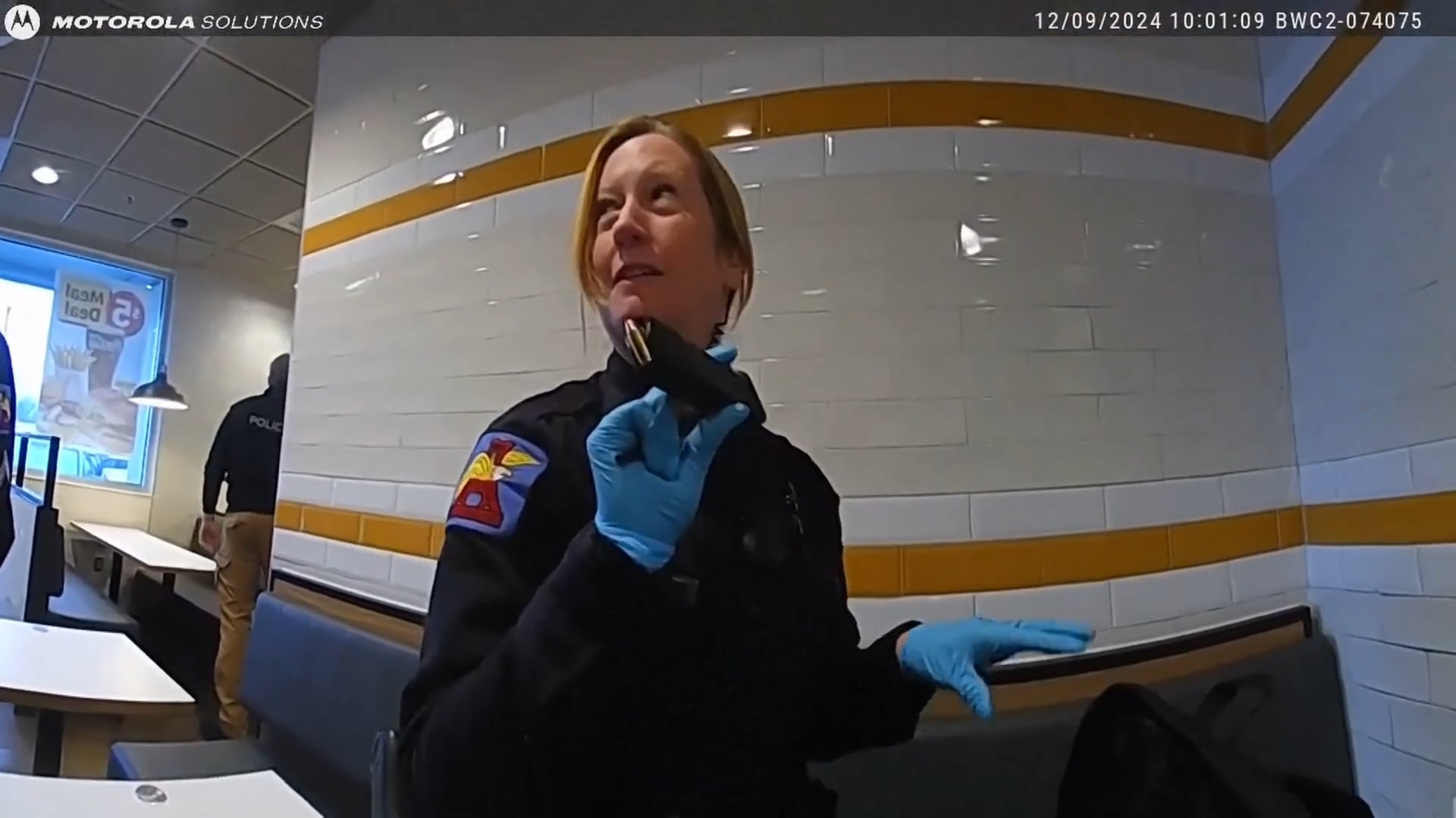La Policía encontró una pistola de nueve milímetros, un silenciador y cargadores de munición dentro de la mochila del acusado (Captura de video: Scripps News).