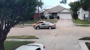 Repartidor de DoorDash en Texas es atropellado por un coche que huía de la policía y aun así entregó el pedido capturas