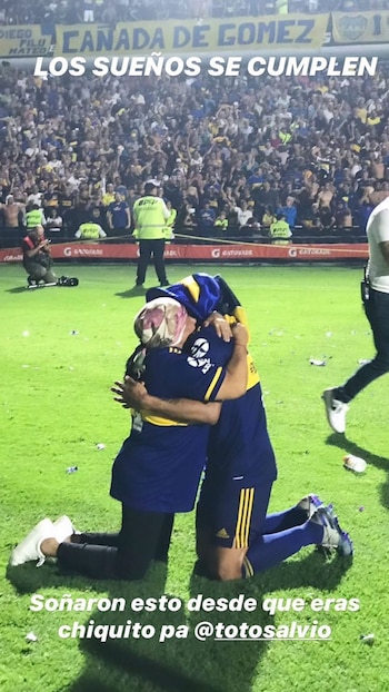 El abrazo entre Eduardo Salvio