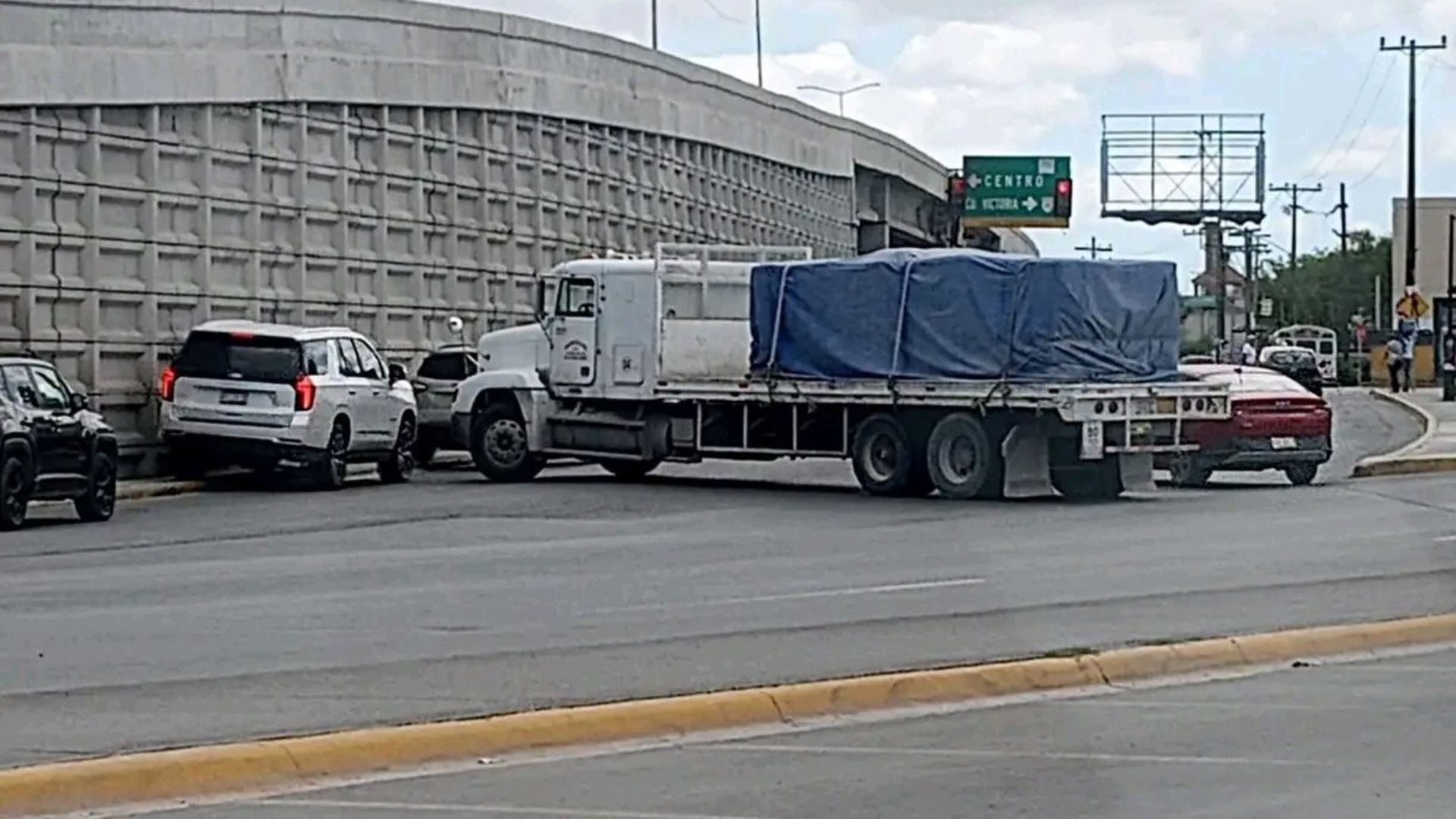 Bloquean ocho carreteras con transportes de carga en Matamoros, Tamaulipas