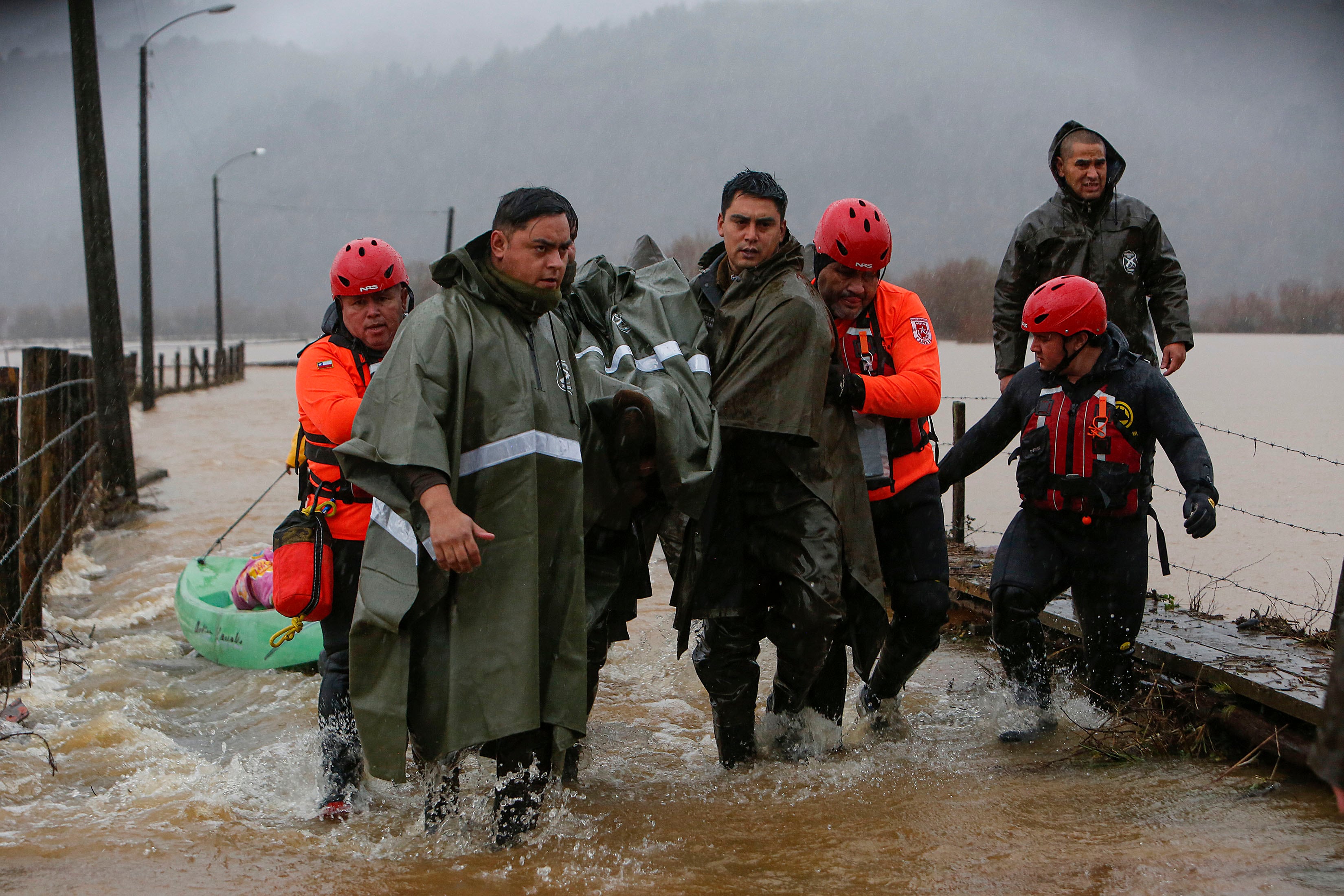 Personal de carabineros y emergencias evacuan a personas que se mantenían aisladas debido al desborde del río Pichilo, producto de las fuertes lluvias, en la región del Bio Bío (Chile) (EFE/ Ignacio Vásquez/Archivo)