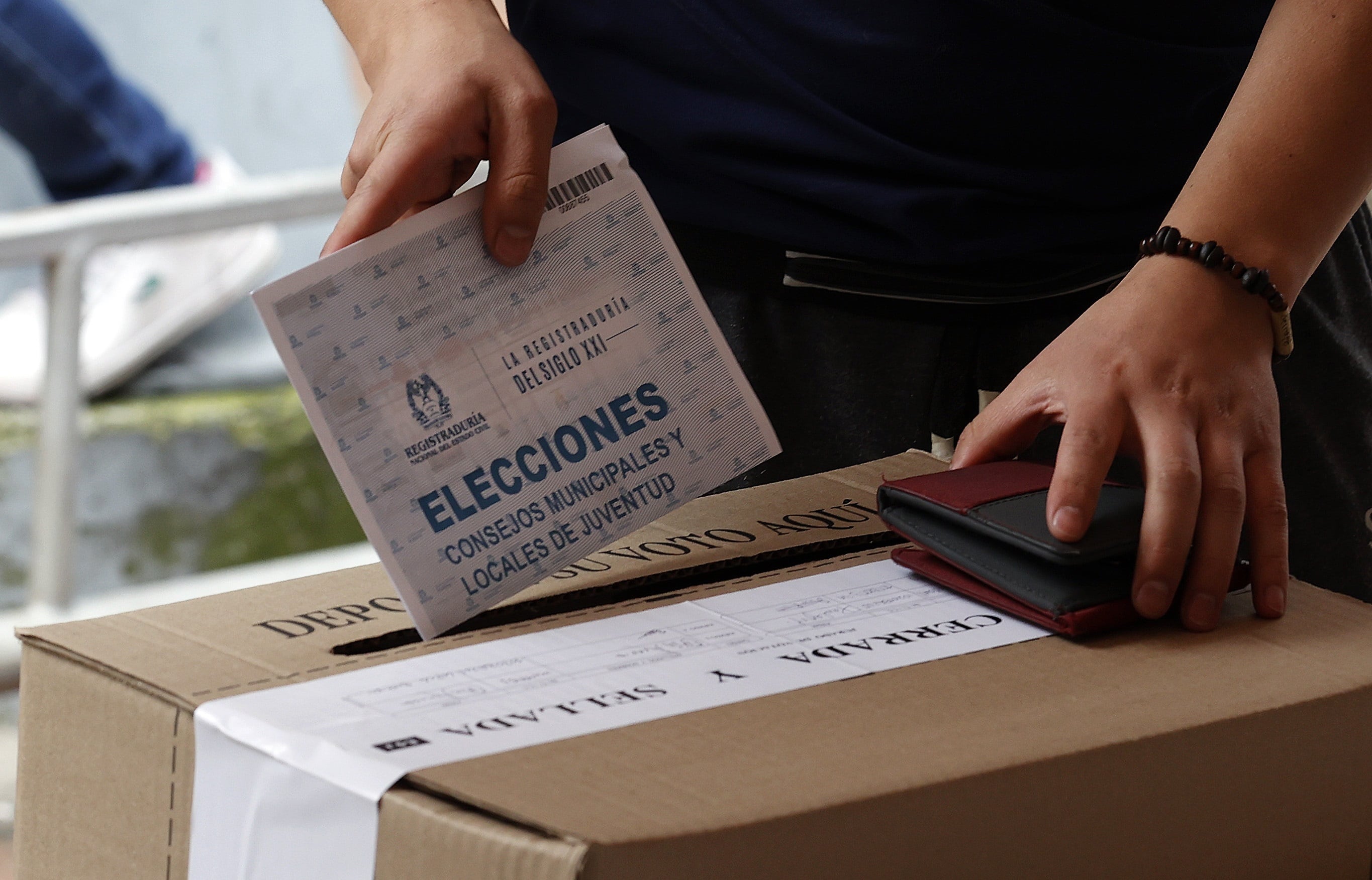 El centro político y los indecisos podrían definir el rumbo de la segunda vuelta presidencial. - crédito EFE/ Mauricio Dueñas Castañeda