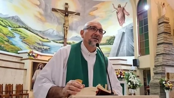 Patricio Alfredo Sánchez Molinari, sacerdote que murió tras caerle cruz encima en misa - crédito redes sociales