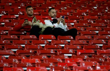 Desde las butacas a claras manchas de óxido en el techo son algunas señales de deterioro del estadio (Foto: Reuters)