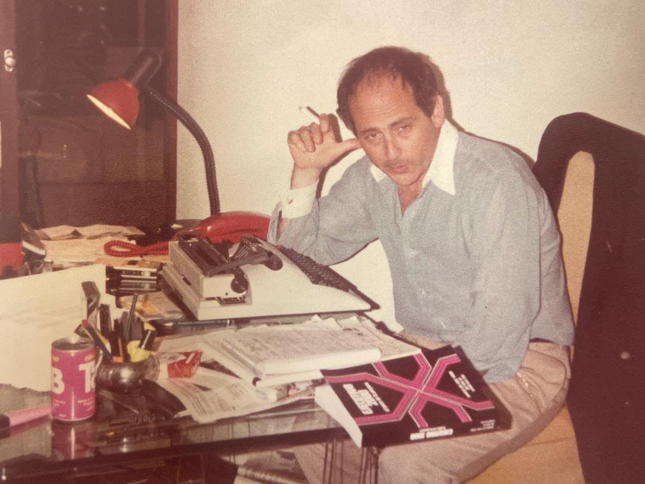 Samuel Chiche Gelblung en su escritorio personal