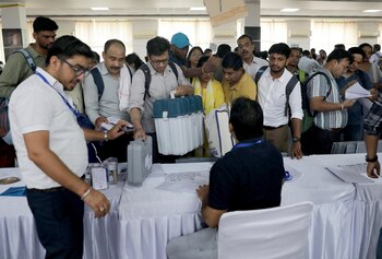 Funcionarios electorales indios con las