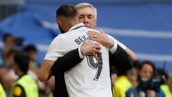 El delantero francés del Real Madrid, Karim Benzema, se abraza con el técnico italiano del equipo blanco, Carlo Ancelotti, tras ser sustituido durante el partido de la última jornada de Liga (EFE/ Mariscal)