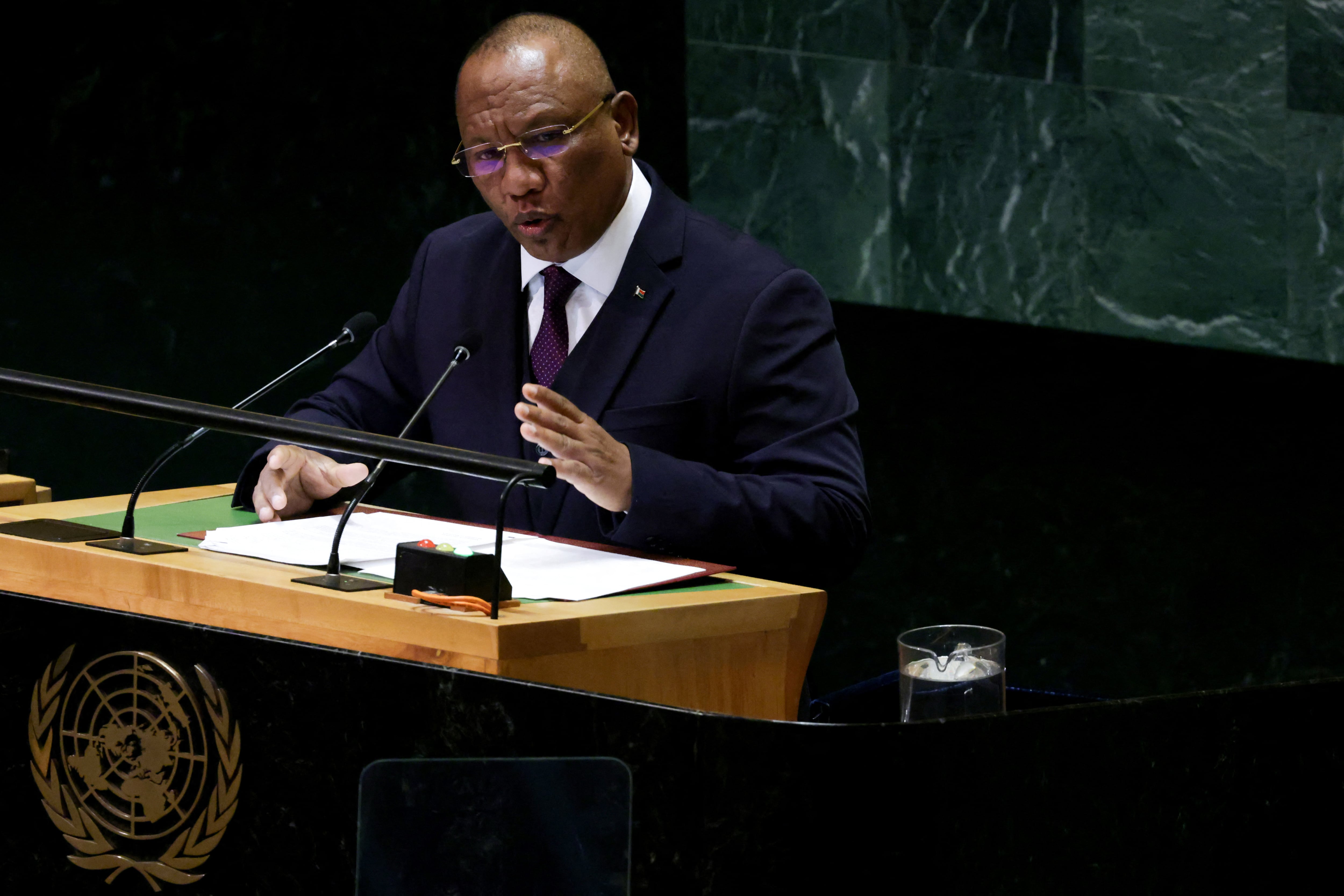 Christian Ntsay fue destituido como primer ministro tras el avance de las protestas (Reuters)