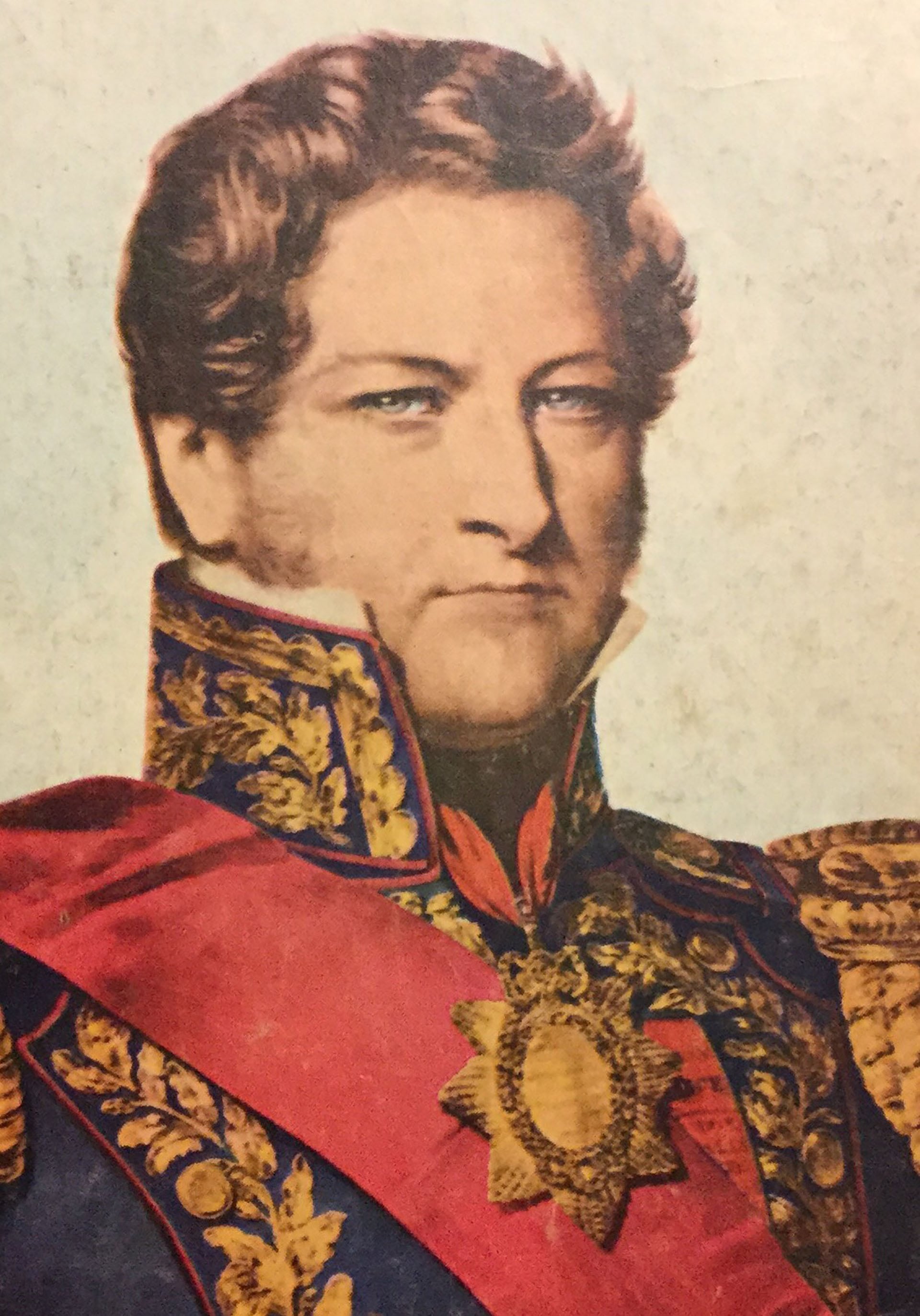Durante el gobierno de Rosas, el uso de colores asociados al unitarismo podía derivar en sanciones, en un contexto en que la bandera también expresaba alineamientos políticos